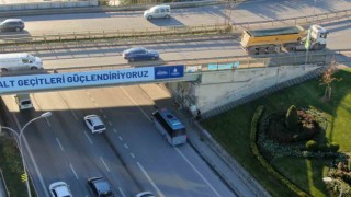 Bilboardda, Güçlendiriyoruz yazan köprüye 1 yıldır çivi çakılmadı