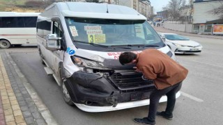 Bilecikte minibüs ile midibüsün çarpışması sonucu 1 kişi yaralandı