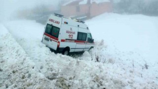 Bingölde ambulans buzlanma nedeniyle yoldan çıktı: 5 yaralı