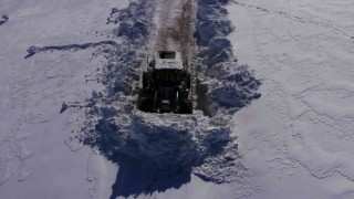 Bitliste 4 metreyi bulan karda yol açma çalışması