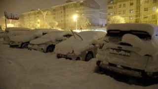Bitliste kar yağışı etkisini arttırdı: Araçlar kara gömüldü