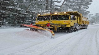 Boluda kar sebebiyle kapanan köy yolları açıldı
