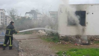 Boş gecekondudaki yangın mahalleliyi tedirgin etti