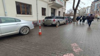 Boş olması gereken alana sürücüler araçlarını park ediyor