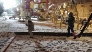 Bozüyük beyaza büründü, çocuklar kartopu oynayarak karın keyfini çıkardı
