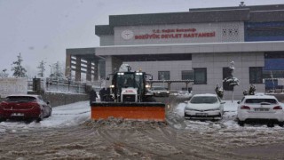 Bozüyükte kar küreme, tuzlama ve kaldırım temizleme çalışmaları devam ediyor