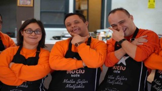 Bu kafede herkes mutlu