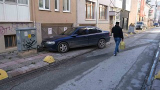 Bu mahallede kaldırımlar yürümek için değil araç park etmek için kullanılıyor