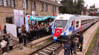 Burdur 15 yıl sonra yolcu trenine Güller Ekspres ile kavuştu