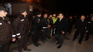 Burdur Valisi Öksüz yılbaşında görevli personeli ziyaret etti