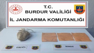 Burdur'da jandarma ekiplerinin kaçakçılık ve uyuşturucu operasyonlarında yakalanan 3 şahıs tutuklandı