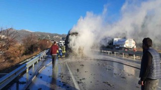 Burdurda seyir halindeki tır yanarak kullanılamaz hale geldi