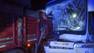 Burdurda yolcu otobüsü kamyon ile çarpıştı: 2 yaralı