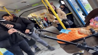 Bursa Metrosunda ağlayan bebeği klarnet ile uyuttular