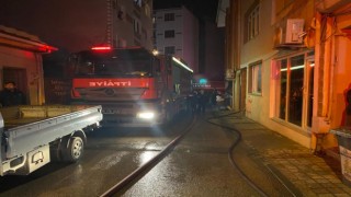 Bursada apartmanın çatısı alev alev yandı