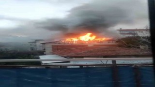 Bursada çatı alev alev yandı, o anlar kamerada