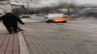 Bursada hafif ticari araç alev aldı, çimento kamyonu müdahale etti