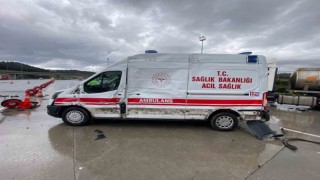 Bursada hastaneden dönen ambulansa tır çarptı