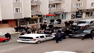 Bursada iki kişi arasında çıkan kavgayı mahalle sakinleri ayırdı