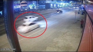 Bursada kontrolden çıkan otomobilin dükkana daldığı anlar kamerada