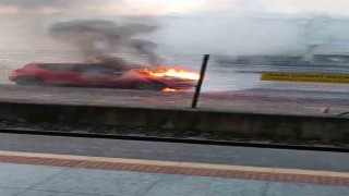 Bursada seyir halindeki otomobil alev alev yandı