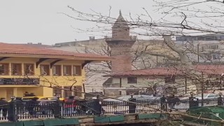 Bursada yaya ile sürücünün yol verme kavgası kamerada