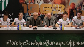 Bursaspor, 4 genç futbolcusunu profesyonel yaptı