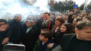 Büyükşehir Belediye Başkanı adayı Hatipoğlu, Eskişehirde coşkuyla karşılandı