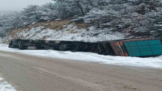 Buzlu yolda kontrolden çıkan kamyon devrildi: 1 yaralı