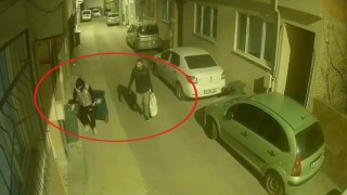 Çaldıkları çöp kovasını beğenmeyince bırakıp başka çaldılar