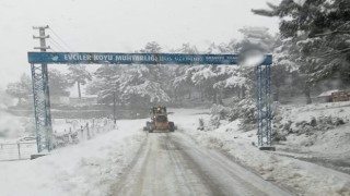 Çanakkalede İl Özel İdare ekipleri karla kaplı köy yollarını açıyor