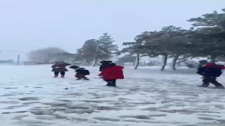 Çanakkalede öğrencilerin kar sevinci