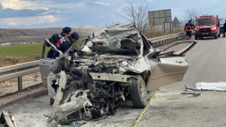 Çankırıda kamyona çarpan otomobil hurdaya döndü: 1 ölü