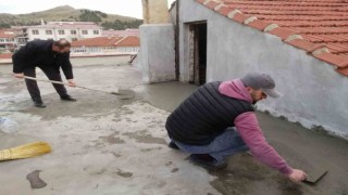 Çatı tadilatını imamlar yaptı