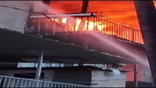 Çatıda başlayan yangın binanın iki katını kullanılamaz hale getirdi