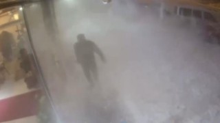 Çatıdan düşen karın altında kalmaktan son anda kurtuldu