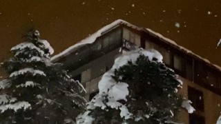 Çatılardaki buz sarkıtları ve kar birikintisi tehlike saçıyor