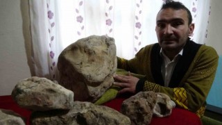 Çevreden topladığı taşlara gözü gibi bakıyor