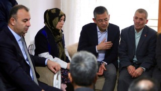 CHP Genel Başkanı Özel, Şehit Ailesini Ziyaret Etti