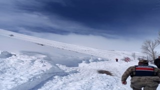 Çığ düşmesi sonucu kapanan köy yolu ulaşıma açıldı