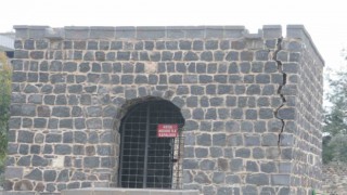 Cizrede tarihi Abdaliye Medresesinin duvarı tehlike saçıyor