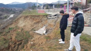 Çocuk parkında üçüncü kez heyelan meydana geldi