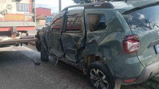 D-650de korku dolu anlar: Tır, otomobili 20 metre sürükledi