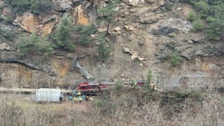 Demir yolunu kapatan kayalar ile raydan çıkan lokomotifi kaldırma çalışmaları sürüyor