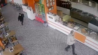 Deprem anı güvenlik kamerasında
