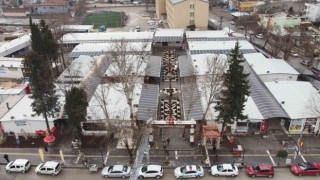 Deprem bölgesinde bir yıl boyunca ticari hayat geçici çarşılarda sürdü