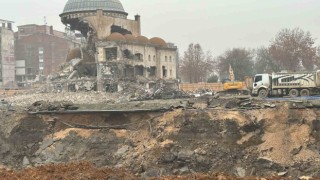 Depremde hasar alan Söğütlü Camiinin kubbesi böyle yıkıldı