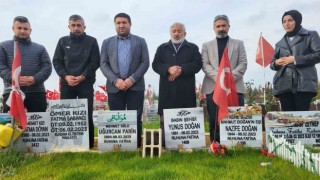 Depremde hayatını kaybeden gazeteciler mezarları başında anıldı
