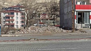 Depremin izleri silinerek millet bahçesine dönüştürüldü