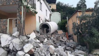 Depremle birlikte aylardır minaresiz kalan camiye, çelikten 26 metrelik minare yaptırıldı